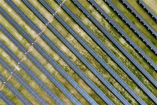 Żidiet Solari Globali Laħqu 664 GW fl-2025